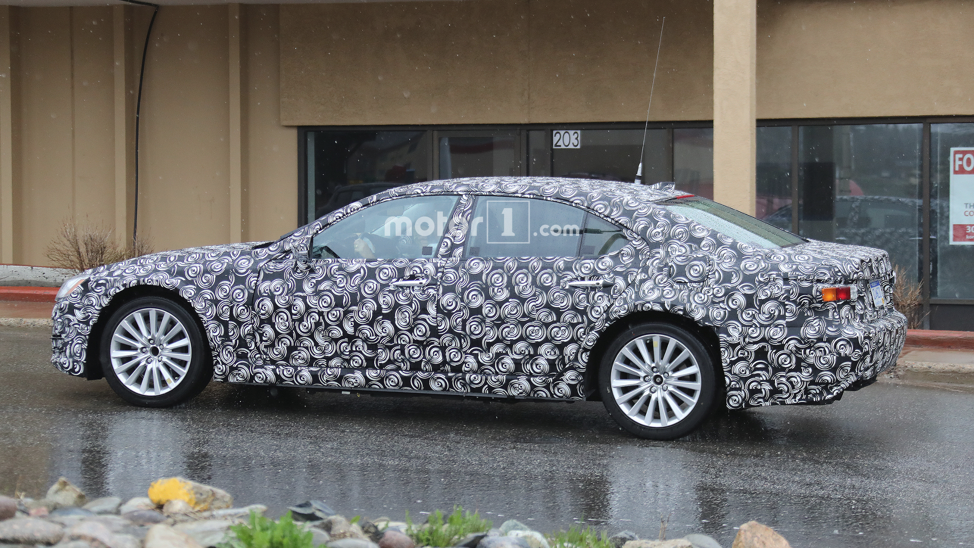 2018-2019-lexus-es-mule-spy-photo.jpg