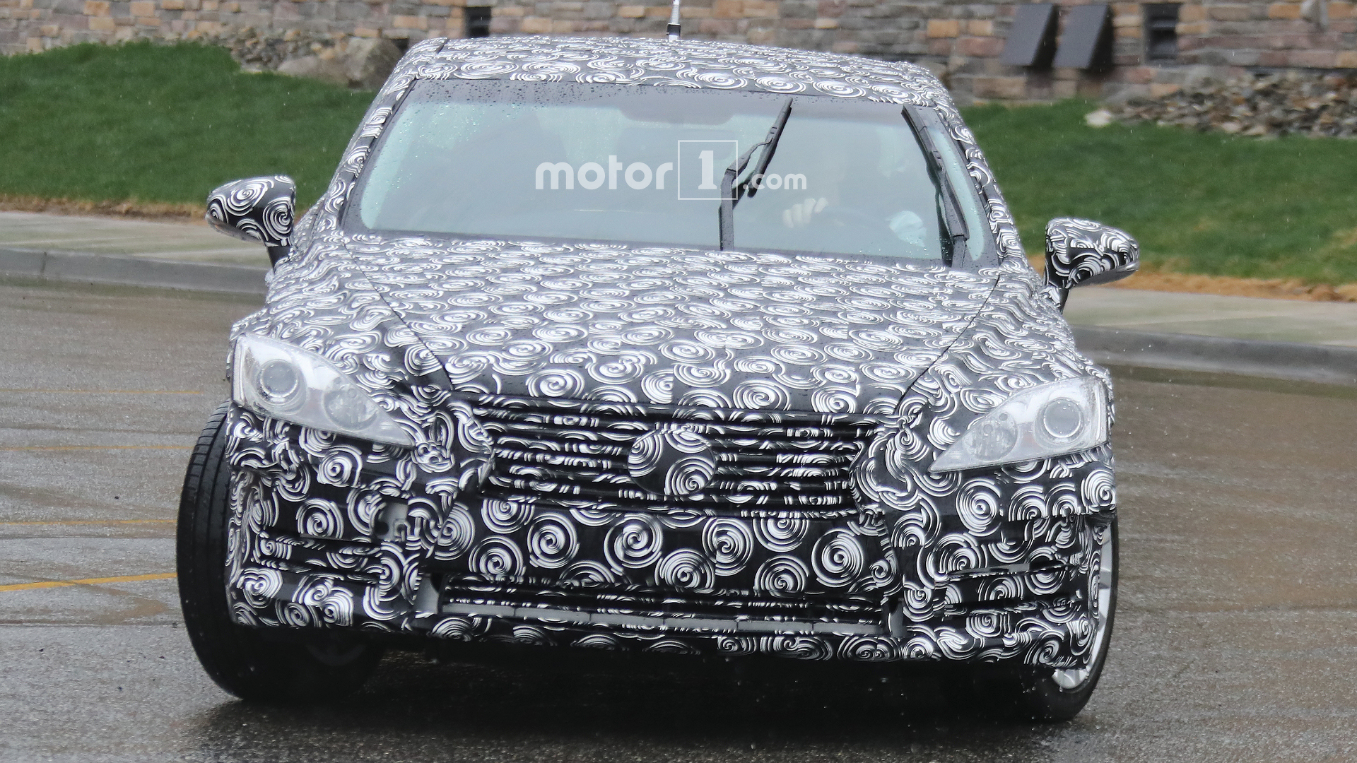 2018-2019-lexus-es-mule-spy-photo.jpg