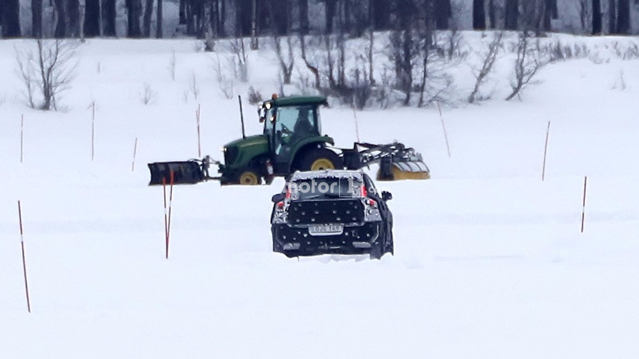 2018 Volvo XC40 spy photo