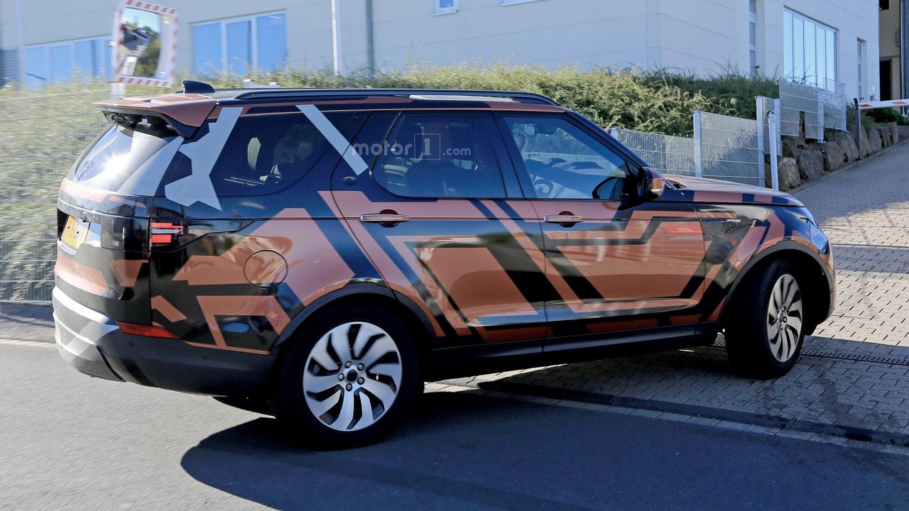 http://icdn-5.motor1.com/images/mgl/oQAmy/s3/2017-land-rover-discovery-spy-photo.jpg